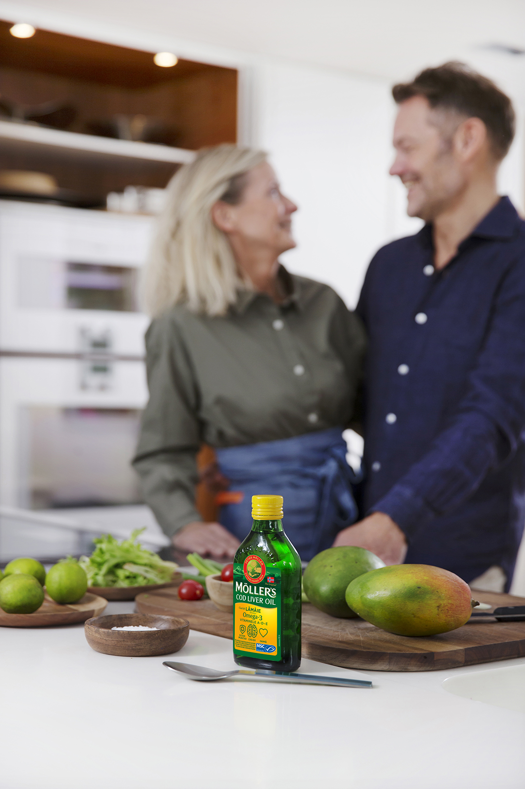 Млад среќен брачен пар, задоволни од користењето на маслото на Молерс во вкус на лимон