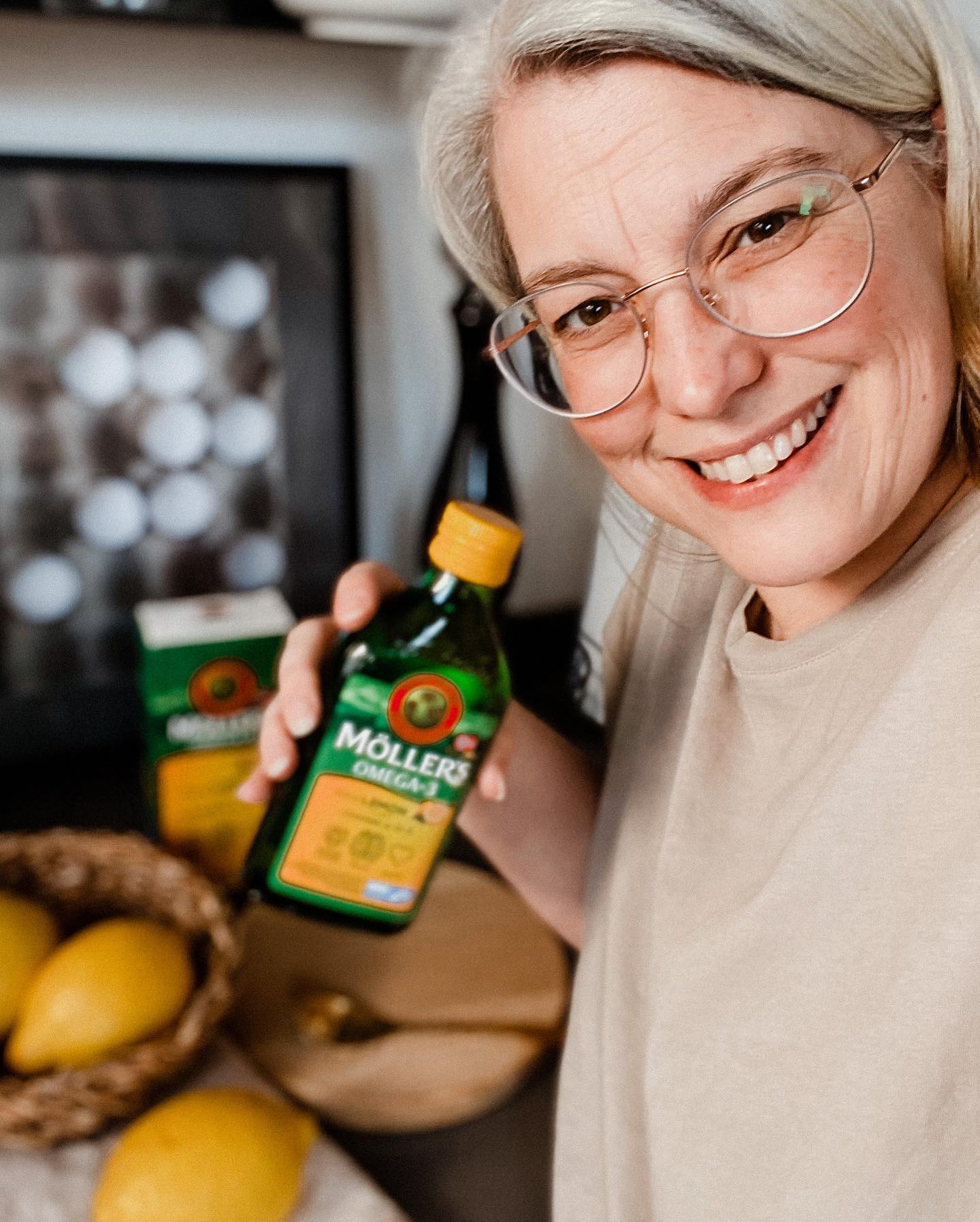 Насмеана возрасна жена која го препорачува Молерс маслото со вкус на Лимон