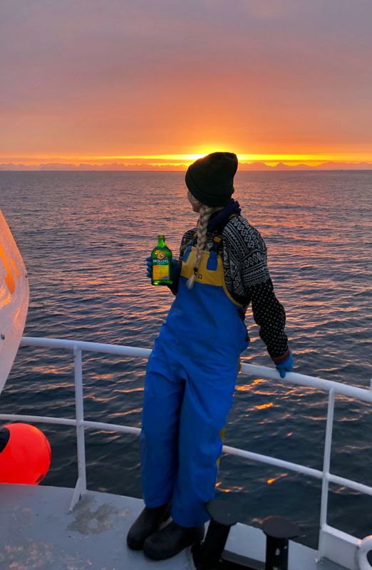 Млада девојка на брод во водите на Норевшка, сонце, молерс масло со омега-3